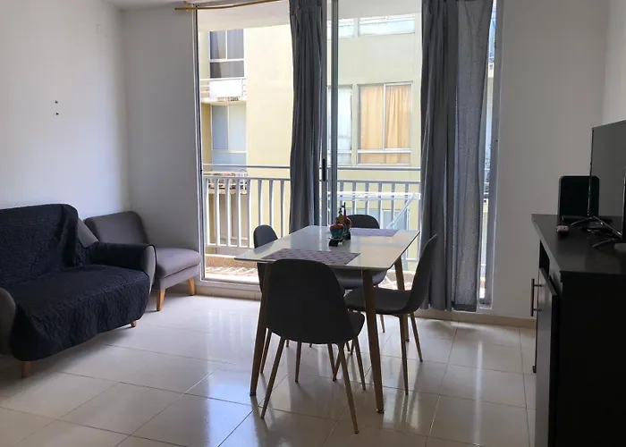 Apto De 3 Habitaciones Con Ventiladores Y Parqueadero Comunal